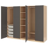 Armoire PAX moderne : portes gris foncé, intérieur en bois, étagères réglables, tiroir en maille.
