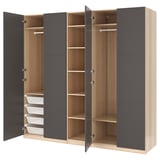 Une armoire IKEA PAX avec des finitions grises et chêne. Il ouvre des portes révélant des étagères, une tringle à vêtements et des paniers en filet.