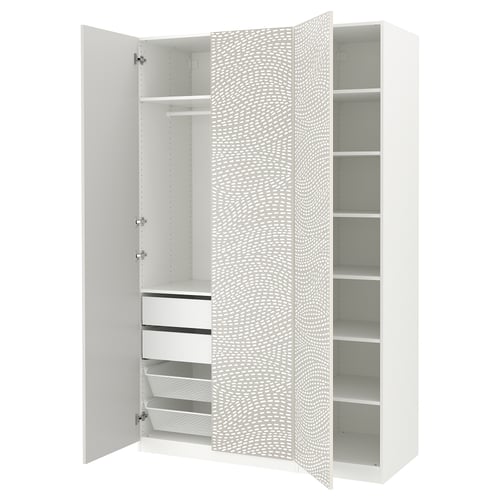 Une armoire PAX blanche avec des portes ouvertes, révélant des étagères et des tiroirs. Il a un design moderne avec un motif ondulé blanc sur les portes.