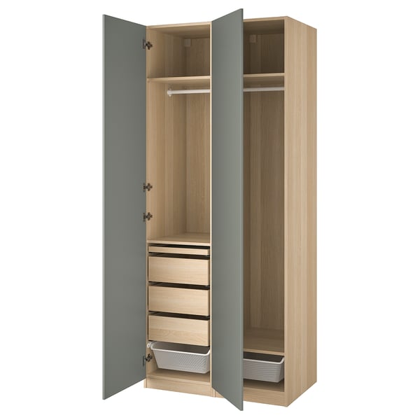 Une armoire PAX ouverte marron clair avec des portes bleues, avec des étagères, des tiroirs et une tringle à vêtements.