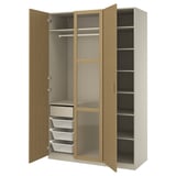 Une armoire PAX en chêne clair avec des portes ouvertes, avec des étagères et des tiroirs à l’intérieur.