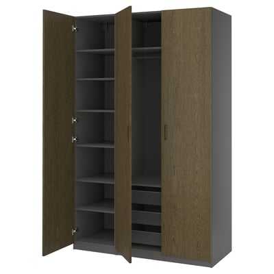 Une grande armoire PAX gris brunâtre foncé avec les deux sections ouvertes, révélant plusieurs étagères et un panier en filet pour le rangement.