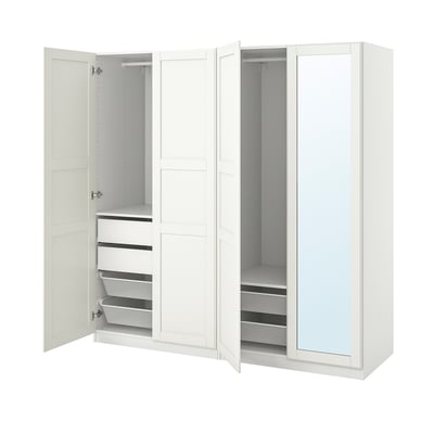 Armoire PAX blanche avec sections ouvertes, tiroirs, paniers en maille et charnières à fermeture douce.