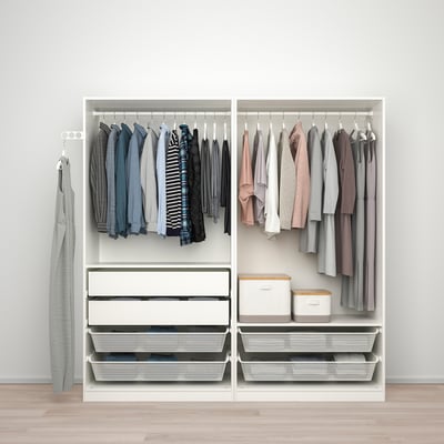 Placard organisé avec cintres et bacs de rangement pour les vêtements. Des étagères et des bacs permettent de ranger les vêtements et accessoires pliés.