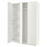 Une armoire ikea PAX blanche avec des portes ouvertes, des étagères révélatrices et une tringle de suspension à l’intérieur.