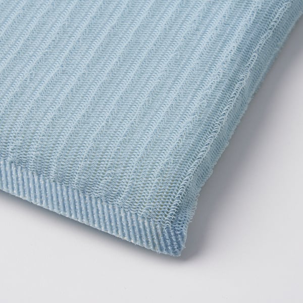 Tampon à récurer bleu clair avec une texture à mailles fines, soigneusement plié, mettant en valeur la qualité et la propreté.