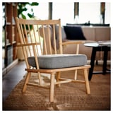 Chaise PERSBOL en bois naturel avec coussin gris, design classique, s’adapte aux coins confortables.