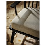 Chaise moderne : PERSBOL, structure en métal noir, coussin beige, dossier incurvé, assise confortable.