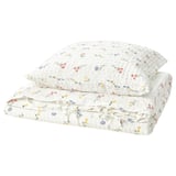 Parure de lit blanche fleurie, texture seersucker légère. Comprend une housse de couette et une taie d’oreiller à motif floral, un doux mélange de coton et de viscose.