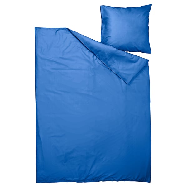 Ensemble de housse de couette bleue avec taie d’oreiller assortie, composé d’un mélange lisse de polyester et de viscose, de polyester recyclé et d’une fermeture enveloppe.
