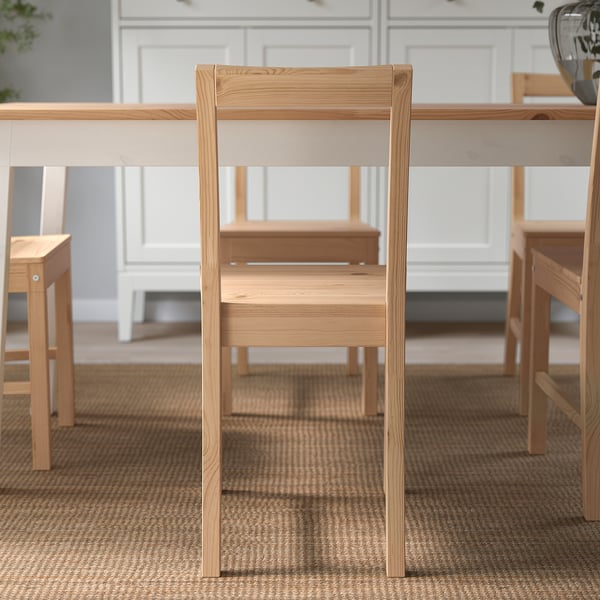 Chaise en bois avec dossier incliné ; Fait partie de l’ensemble de salle à manger assorti.