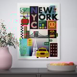 Affiche sur le thème de New York sur un mur gris avec vase et oranges ; Pont de Brooklyn, taxi, Empire State Building.