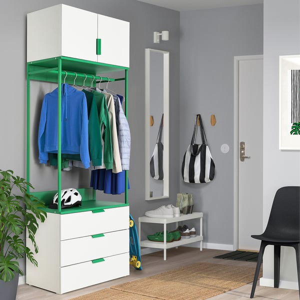 Ensemble de rangement PLATSA vert et blanc : armoire, tiroirs et étagère à chaussures.
