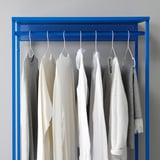 Un meuble de rangement PLATSA bleu avec cintres. Il est étroit, polyvalent et mural.