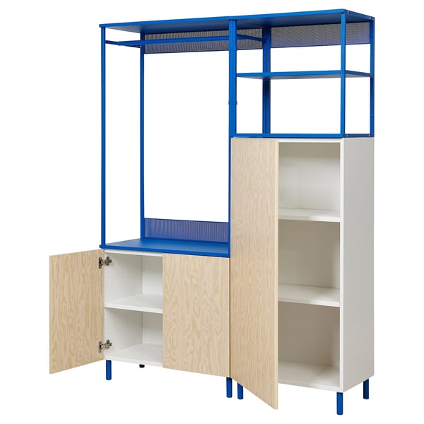 Unité de rangement PLATSA bleue avec portes en bois et étagères ouvertes. Multifonctionnel avec pieds réglables.