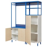 Unité de rangement PLATSA bleue avec portes en bois et étagères ouvertes. Multifonctionnel avec pieds réglables.
