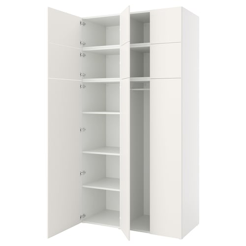 Une armoire PLATSA blanche avec des portes ouvertes révélant des étagères à l’intérieur.