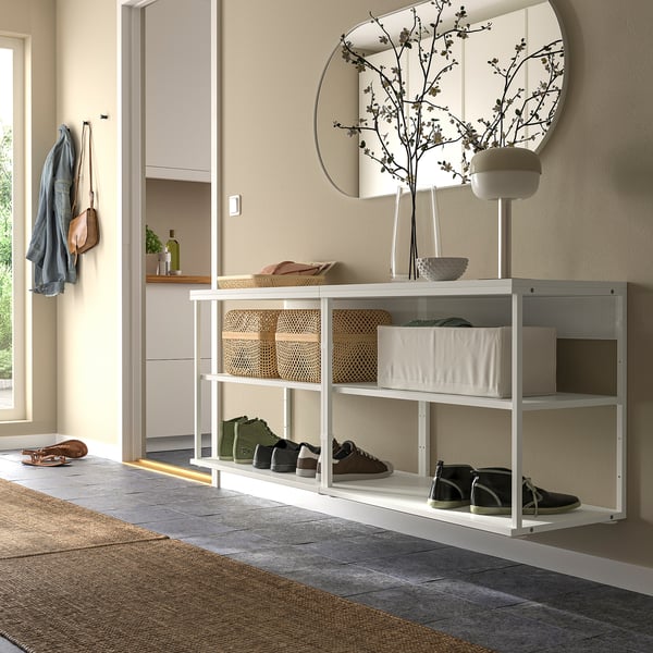 Unité PLATSA avec paniers, miroir et accessoires dans une entrée minimaliste.