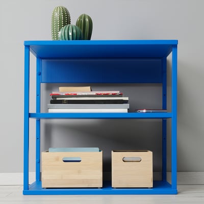 L’étagère bleue PLATSA peut contenir des livres et des boîtes.