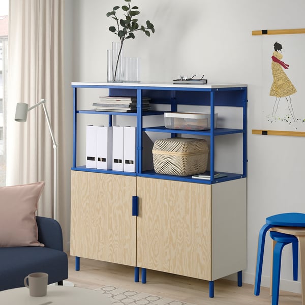 Bleu et bois PLATSA rangement avec livres, plus haut que le tabouret, décor moderne.