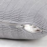 Housse de coussin zippée avec motif en coton rayé dans des couleurs claires.