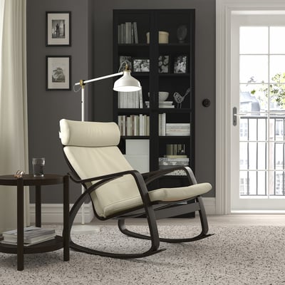 Salon noir et blanc avec chaise POÄNG, étagère et grande fenêtre.