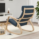 Fauteuil à bascule rembourré bleu confortable avec cadre en bois dans le salon.
