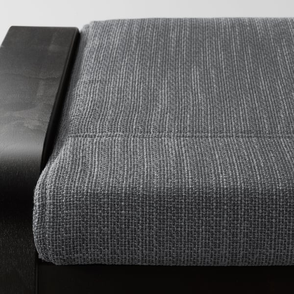 Gros plan du siège POÄNG, tissu gris doux, haute qualité, design axé sur le confort.
