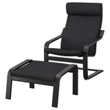 Une chaise POÄNG noire avec un repose-pieds assorti, présente un design moderne et épuré avec une assise et un dossier rembourrés.