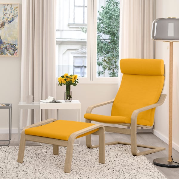 Fauteuil et pouf POÄNG jaune vif, pieds en chêne, près de la fenêtre, coussins moelleux, assise confortable.