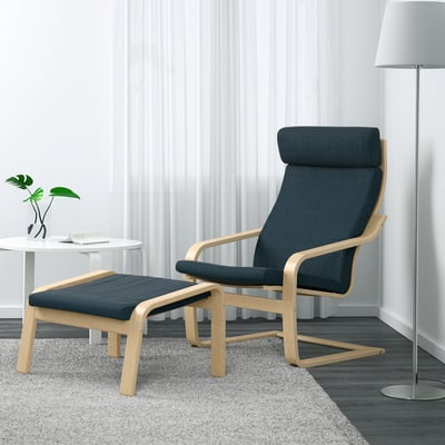 Un fauteuil POÄNG bleu avec un cadre en bois clair, des lignes courbes et un dossier et une assise rembourrés.
