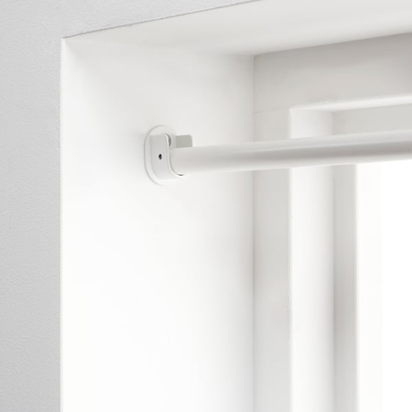 Support de tringle à rideau RÄCKA blanc sur le mur.