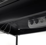 Dessous du banc TV RANNÄS montrant le réseau de gestion des câbles et la porte vitrée adaptée à distance.