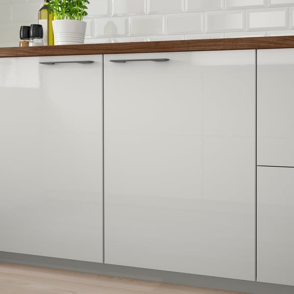 Armoires de cuisine modernes avec finition grise et brillante. Surface durable et facile à nettoyer avec poignées amovibles.