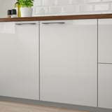 Armoires de cuisine modernes avec finition grise et brillante. Surface durable et facile à nettoyer avec poignées amovibles.