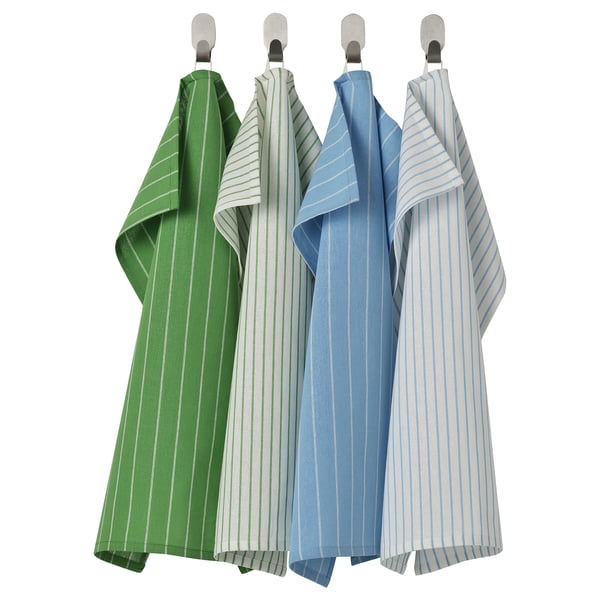 Quatre serviettes colorées sont suspendues à des crochets, rayées de vert, de gris, de bleu et de bleu clair, fabriquées à partir de 100 % coton, pratiques pour une utilisation en cuisine.
