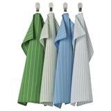 Quatre serviettes colorées sont suspendues à des crochets, rayées de vert, de gris, de bleu et de bleu clair, fabriquées à partir de 100 % coton, pratiques pour une utilisation en cuisine.