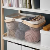 Le grand panier de rangement avec poignées permet de ranger les fournitures de tricot sur une étagère.