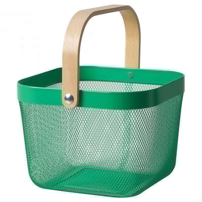 Un panier en maille RISATORP vert avec une poignée en bois.
