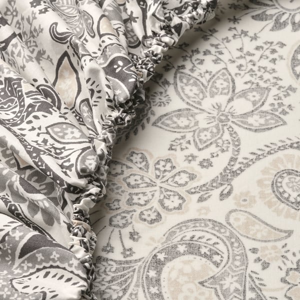 Drap de lit à motif cachemire en mélange de coton et de viscose doux, finement détaillé avec un liseré à volants, offrant un toucher frais et lisse.