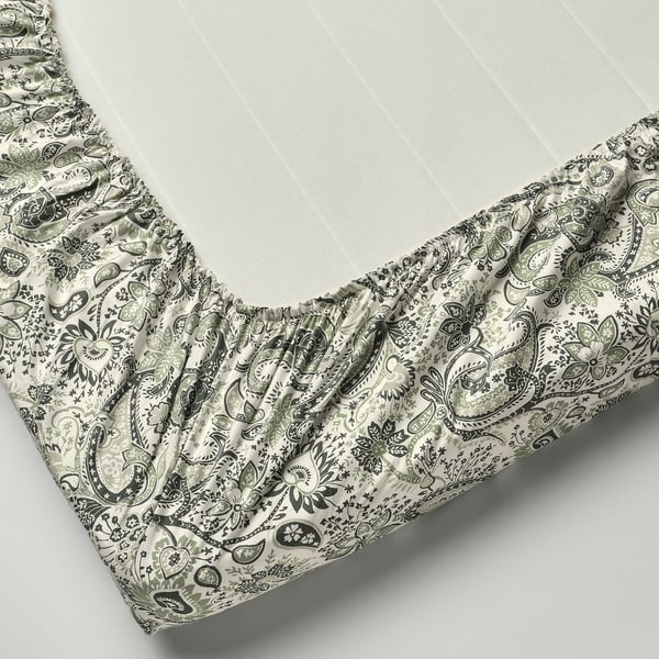 Un drap-housse à motif cachemire, des bords élastiques pour une épaisseur de matelas allant jusqu’à 26 cm, un mélange doux de coton et de viscose.