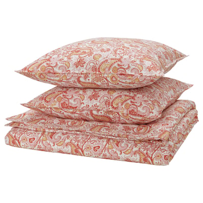 Un ensemble de linge de lit RODGERSIA aux motifs cachemire rouge et orange, comprenant une housse de couette et des taies d’oreiller, soigneusement pliés.