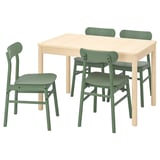 Représente une table à manger en bois clair avec quatre chaises vertes. La table et les chaises présentent un design moderne et minimaliste.
