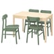 Représente une table à manger en bois clair avec quatre chaises vertes. La table et les chaises présentent un design moderne et minimaliste.