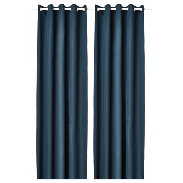 Deux rideaux bleu foncé pendent côte à côte, chacun avec des œillets au sommet pour un look moderne.