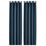 Deux rideaux bleu foncé pendent côte à côte, chacun avec des œillets au sommet pour un look moderne.