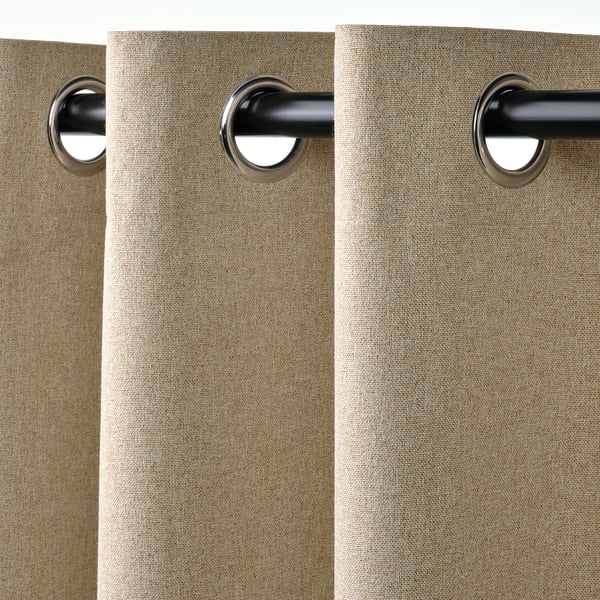 Rideaux avec œillets pour une suspension facile, assombrir la pièce et assurer l’intimité.