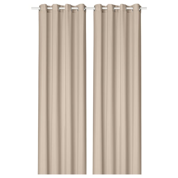 Les rideaux transparents beiges avec œillets pendent droits, avec des plis doux, idéaux pour les traitements de fenêtre superposés.