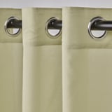 Rideaux transparents vert olive clair avec œillets pour glisser facilement sur les tringles, créant des plis doux pour l’intimité et le drapé décoratif.