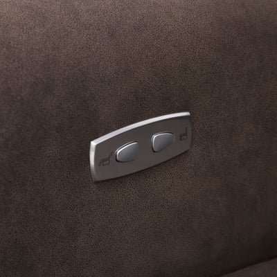 L’image montre un panneau de contrôle sur un canapé inclinable rembourré de haute qualité. Le panneau possède des boutons métalliques élégants pour les fonctions inclinables.